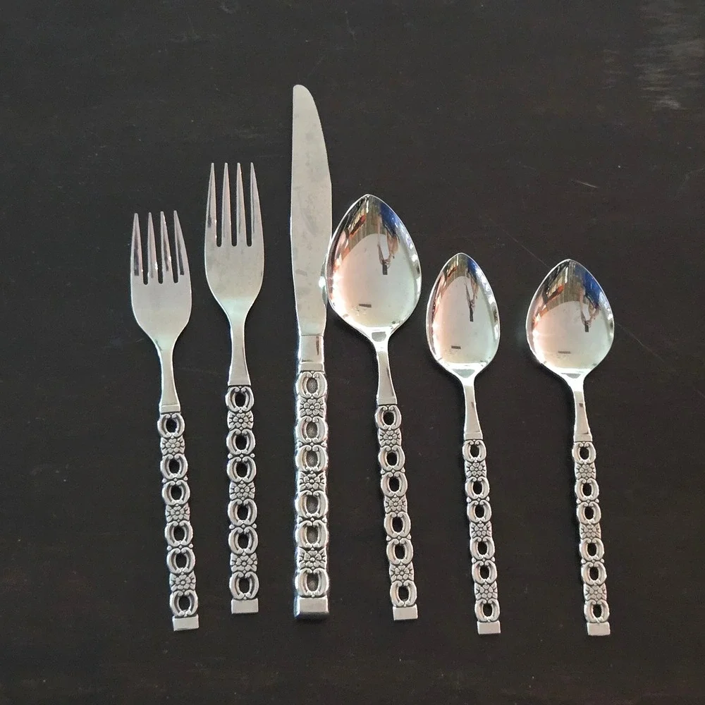 39Pc Oneida Deluxe Applique Stainless Flatware Set MCM Servings 7-8 Forks Spoons
